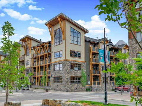 3BR/2BA Corner Penthouse in Heart of Canmore