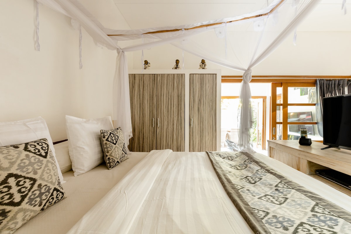 שירות ניקיון מלא זמין 6 ימים בשבוע כדי לשמור על הווילה שלכם נקייה ורעננה