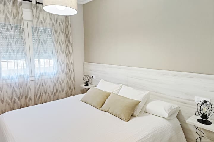 Dormitorio primary con dos camas de 90 cm que pueden unirse en una de matrimonio.

Hoofdkamer met twee eenpersoonsbedden van 90 cm die kunnen worden omgebouwd tot een tweepersoonsbed op verzoek van de gast.