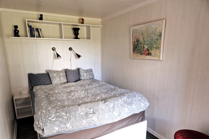 卧室。床140厘米，衣柜，床头柜，元素。 露台窗户门。深色百叶窗。