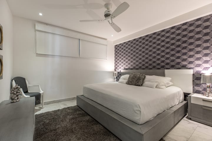 Guest bedroom - King size bed