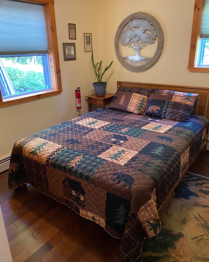 Queen size bed in the second bedroom