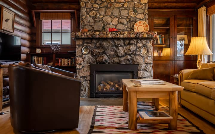 Scout's Rest - Beautiful Cozy Log Cabin, Sleeps 8! - Cody, WY