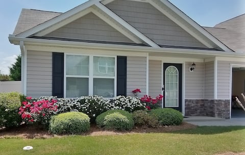 Hiram- Cozy 1 Story House in a quiet modern area