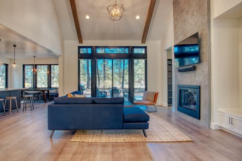 Luxury Sunriver 5BR | 3 Suites! Hot Tub, EV, SHARC