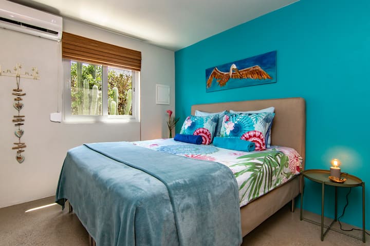 Საძინებელი დიდი საწოლით და კონდიცირებით. Არსებობს მოძრავი ჟალუზები.