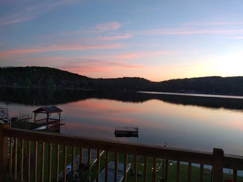 Relaxing Lakeside Retreat on Bradley Brook, Eaton