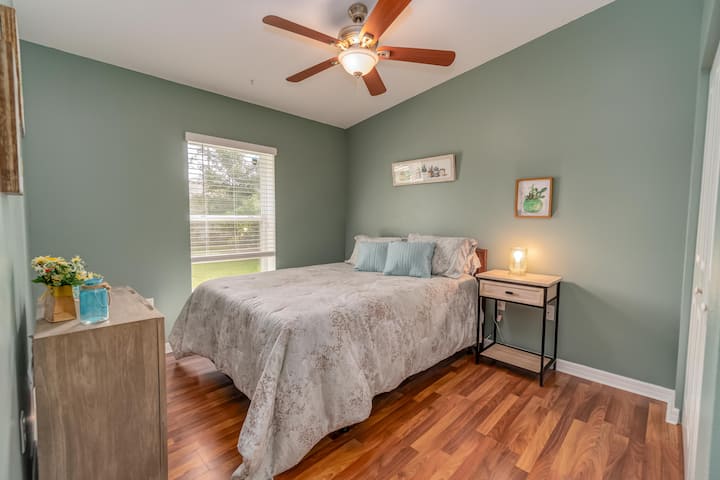 Bedroom #2/Queen Bed