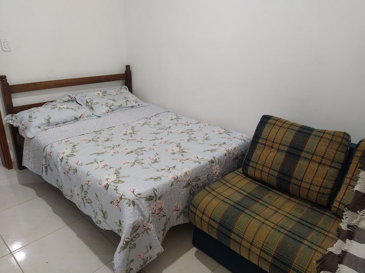 Camera con letto matrimoniale e divano letto