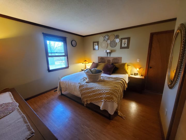 Dormitorio #1 - Cama tamaño king con proyector y pantalla