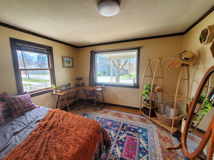 Dormitorio #2 - Cama tamaño queen y escritorio