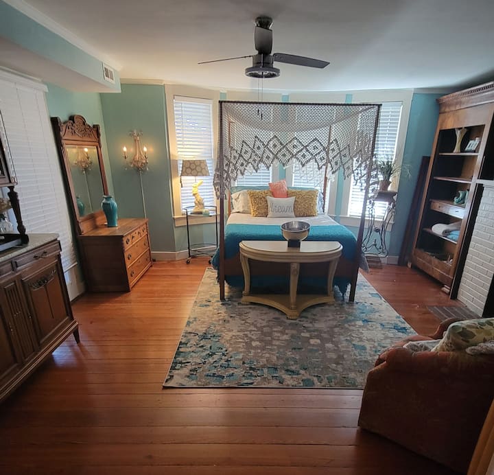 Ampia camera da letto principale: prenota una fuga romantica!