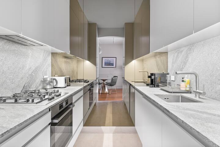 Stunning Harbourside Apartment & Outdoor terrace gallery image 3