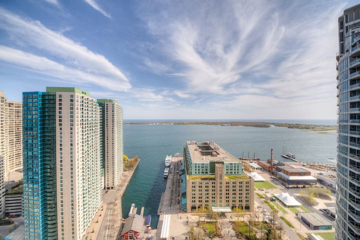 Harbourfront – Lakeview, 3 Bedrooms + Free Parking