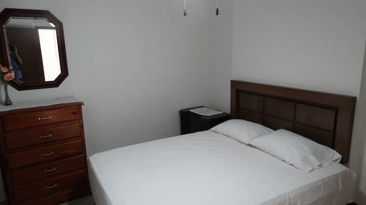 Recamara con cama Queen, y baño privado.卧室配有1.8米宽双人床和独立卫生间。