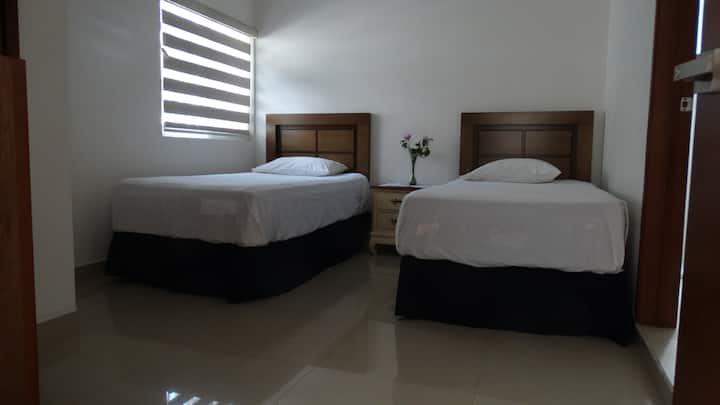 卧室设有2张1米宽单人床和独立卫生间。带两张1米宽单人床的卧室，还有自己的浴室