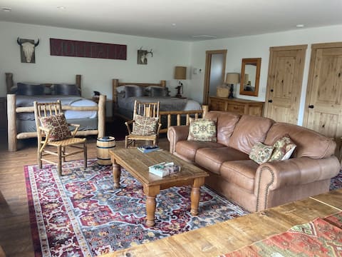 Roosevelts Riverview Lodge, 1 block to Yellowstone