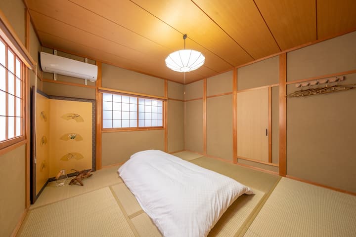 Chumba cha ghorofa ya 2 cha 3 (tatami 8)/Chumba cha 3 cha Kitanda cha Kijapani (vitanda 3 vya Kijapani)