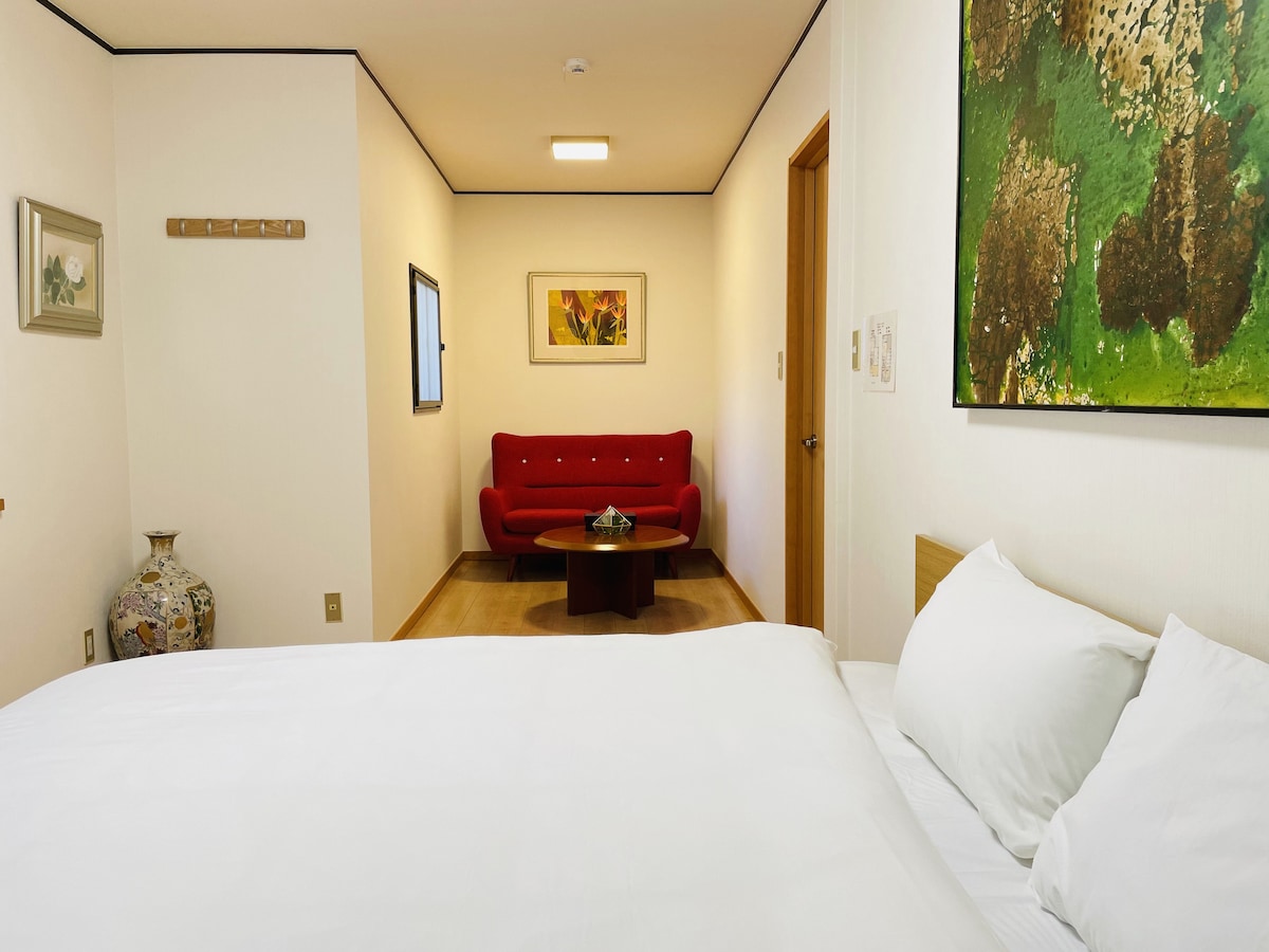 2 F洋室 1/ベッドルーム1 （ダブルベッド1.8M ）