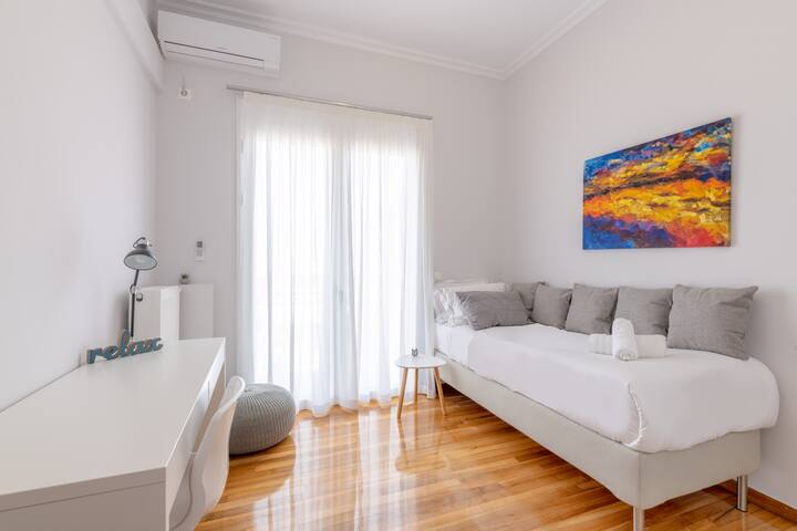 The HostMaster Cosmopolitan Downtown Scent gallery image 4