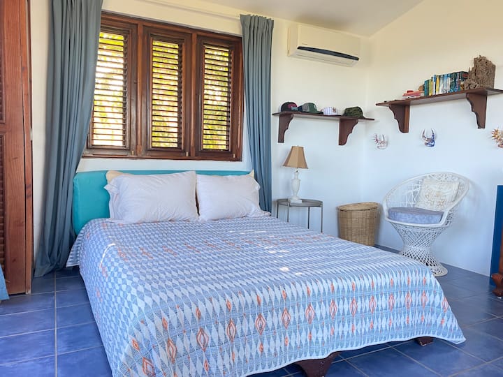 dormitorio con cama tamaño queen