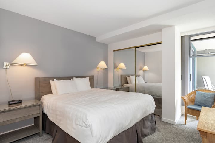 Habitación Queen con asientos cerca de la ventana.