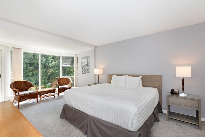 Dormitorio principal con cama tamaño king y baño en suite.