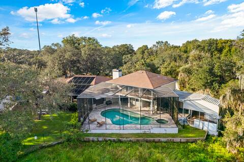 Beautiful Waterfront  Home -(Pool with Jacuzzi)