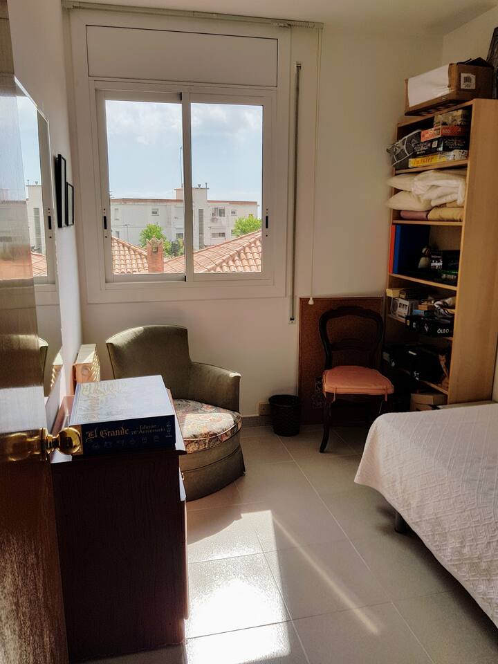 Extra Single room 3rd floor for 3rd guest
 or 2nd if you need 2 rooms 