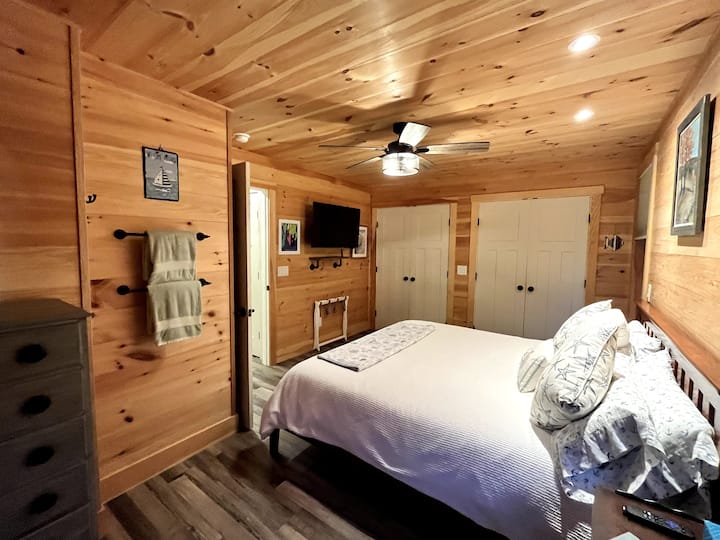 Mwonekano Kamili wa Chumba cha kulala chenye kabati kwa ajili ya matumizi wakati wa ukaaji wako