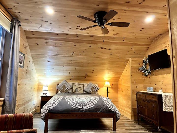 mwonekano wa ziada wa chumba cha kulala cha ghorofa kilicho na kitanda cha malkia na kabati la kujipambia lenye televisheni ya inchi 32 ya Smart Roku kwenye kilima kamili cha kuteleza kwa ajili ya matumizi wakati wa ukaaji wako kutoka kwenye kitanda au eneo la kukaa.  