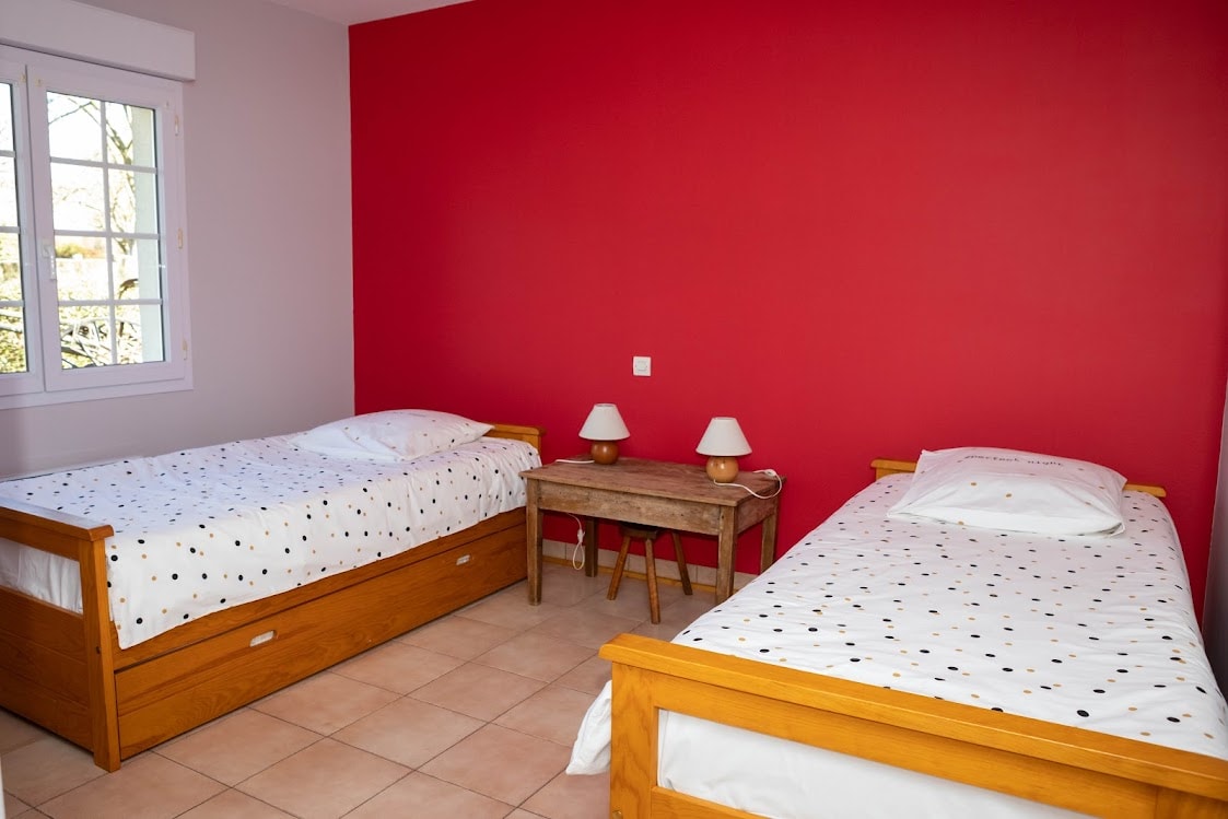 חדר שינה  2 מיטות 1 pers