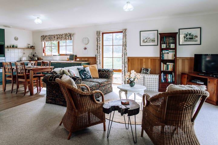 Comodidad de planta abierta, con material de lectura, juegos, televisión y DVD para disfrutar.