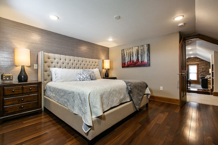 ห้องนอนหลักชั้นสองมีเตียงขนาดคิงไซส์ตู้เสื้อผ้าสองตู้ทีวีและพื้นที่เพียงพอ