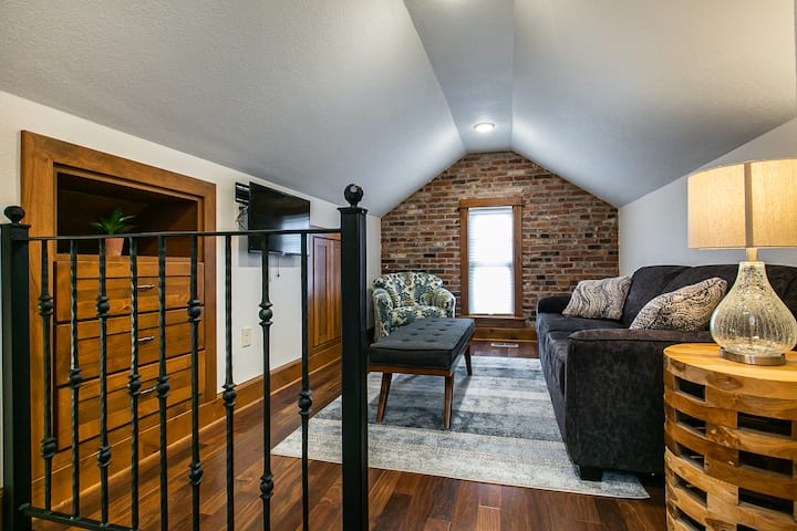 พื้นที่นั่งเล่นชั้นสองพร้อมโซฟาแบบดึงออกได้ (มีหมอนผ้าปูที่นอนและผ้าห่มให้) และทีวี