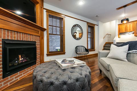 Drake House: The Loft with Private Hot Tub