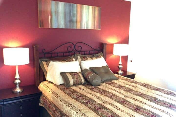 Pohodlná spálňa na oddych a oddych. Má manželskú posteľ, veľkú skriňu, veľkú komodu a televízor. Čistá posteľná bielizeň je vždy k dispozícii.