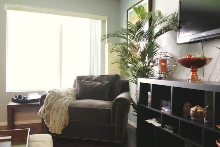 Sadnite si a relaxujte na tejto pohodlnej stoličke, keď si prečítate svoju obľúbenú novú knihu alebo si zahráte šach.