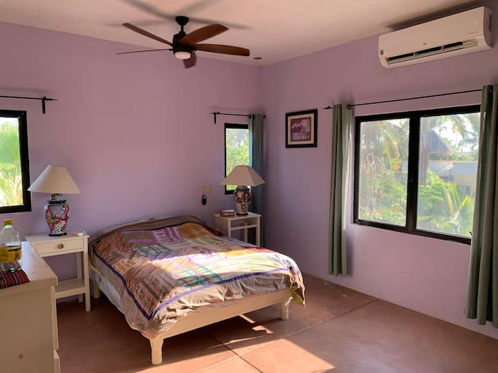 Spálňa na poschodí s kvalitným stropným ventilátorom 