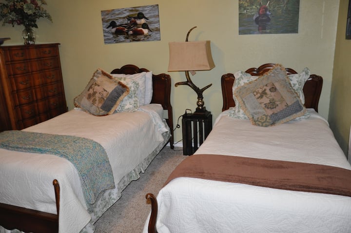 חדר שינה רביעי עם שתי מיטות יחיד.