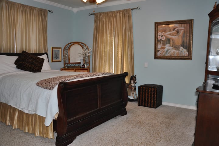 Chumba cha kulala cha 2 kina kitanda aina ya Queen. 