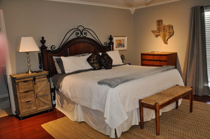 חדר שינה ראשי עם מיטה זוגית גדולה.