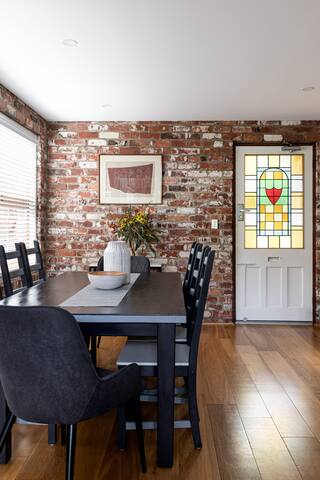 The Loft House- walk to the beach and cafes gallery image 3