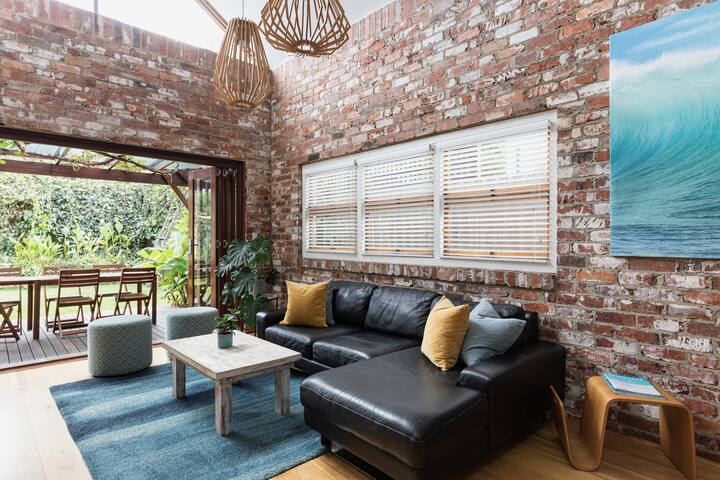 The Loft House- walk to the beach and cafes gallery image 2