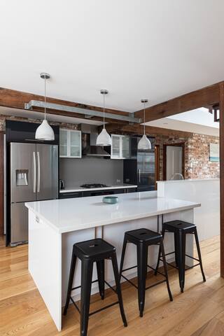 The Loft House- walk to the beach and cafes gallery image 4