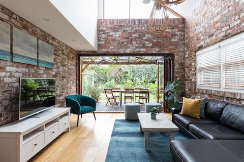 The Loft House- walk to the beach and cafes