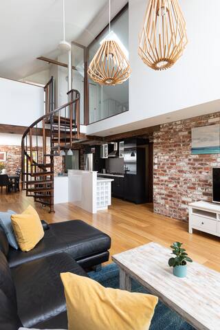 The Loft House- walk to the beach and cafes gallery image 5