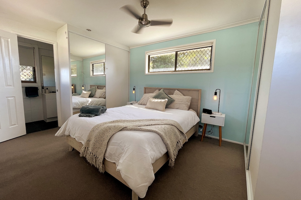 Chumba cha kulala cha ghorofani kilicho na sebule.