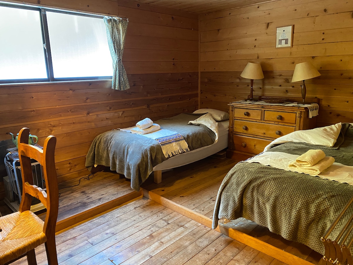 寝室はシングルベッド2台