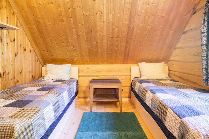 น .4 ห้องนอนพร้อม 2 เตียงบนชั้น 1 พร้อมโต๊ะทำงาน